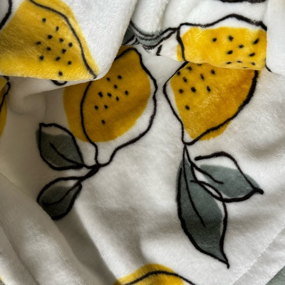 DUAL SIDED THROW BLANKET W/ LEMONS & DOTS WARM OVERSIZED GOOD VIBES CO. NEW